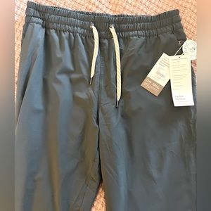 Vuori Weekend Jogger Stone NWT